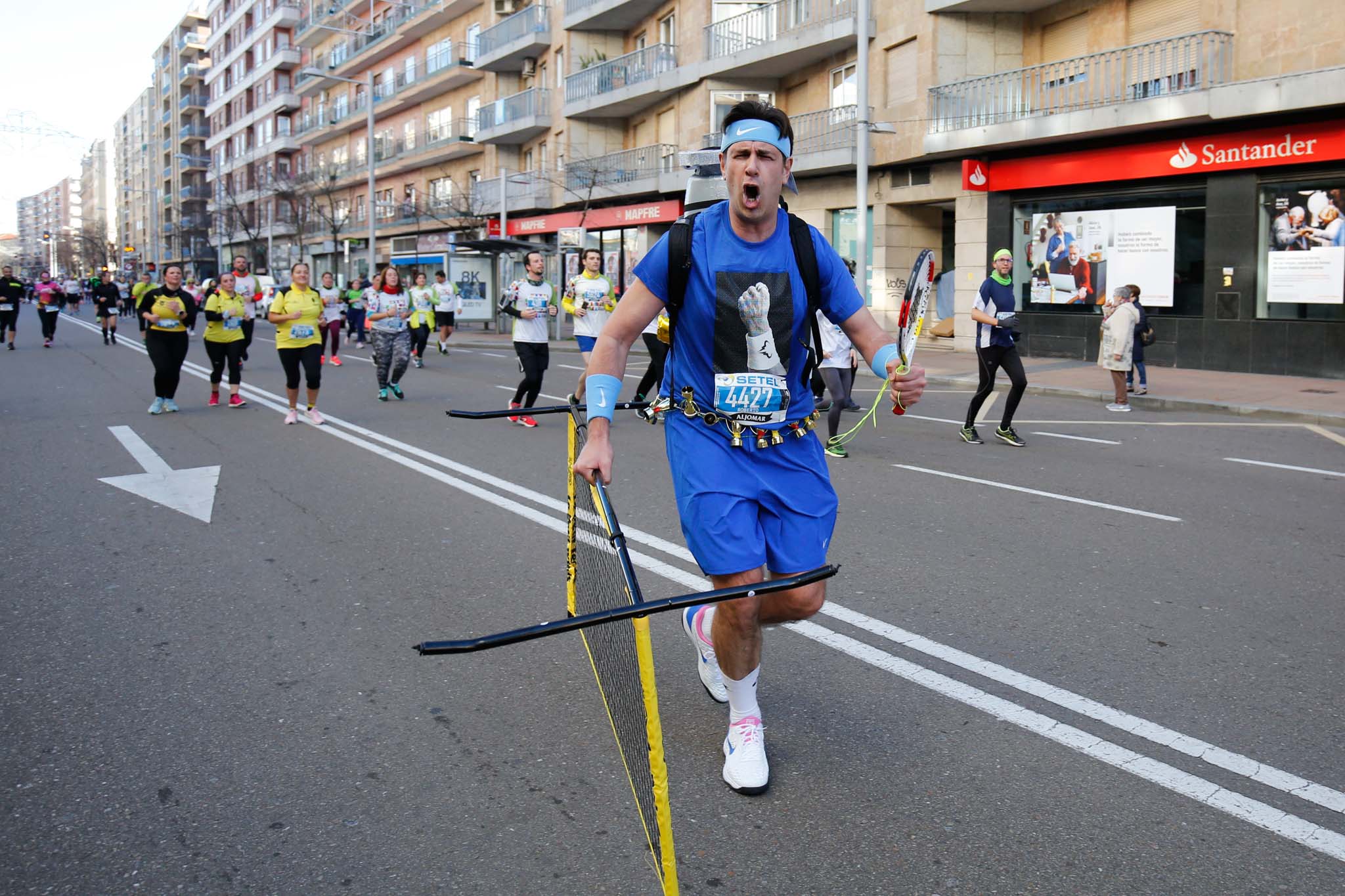 La XXXVI edición de la San Silvestre llena de color las calles de la ciudad con más de 7.700 participantes, donde los más atrevidos lucieron curiosos disfraces donde no faltaron los motivos navideños