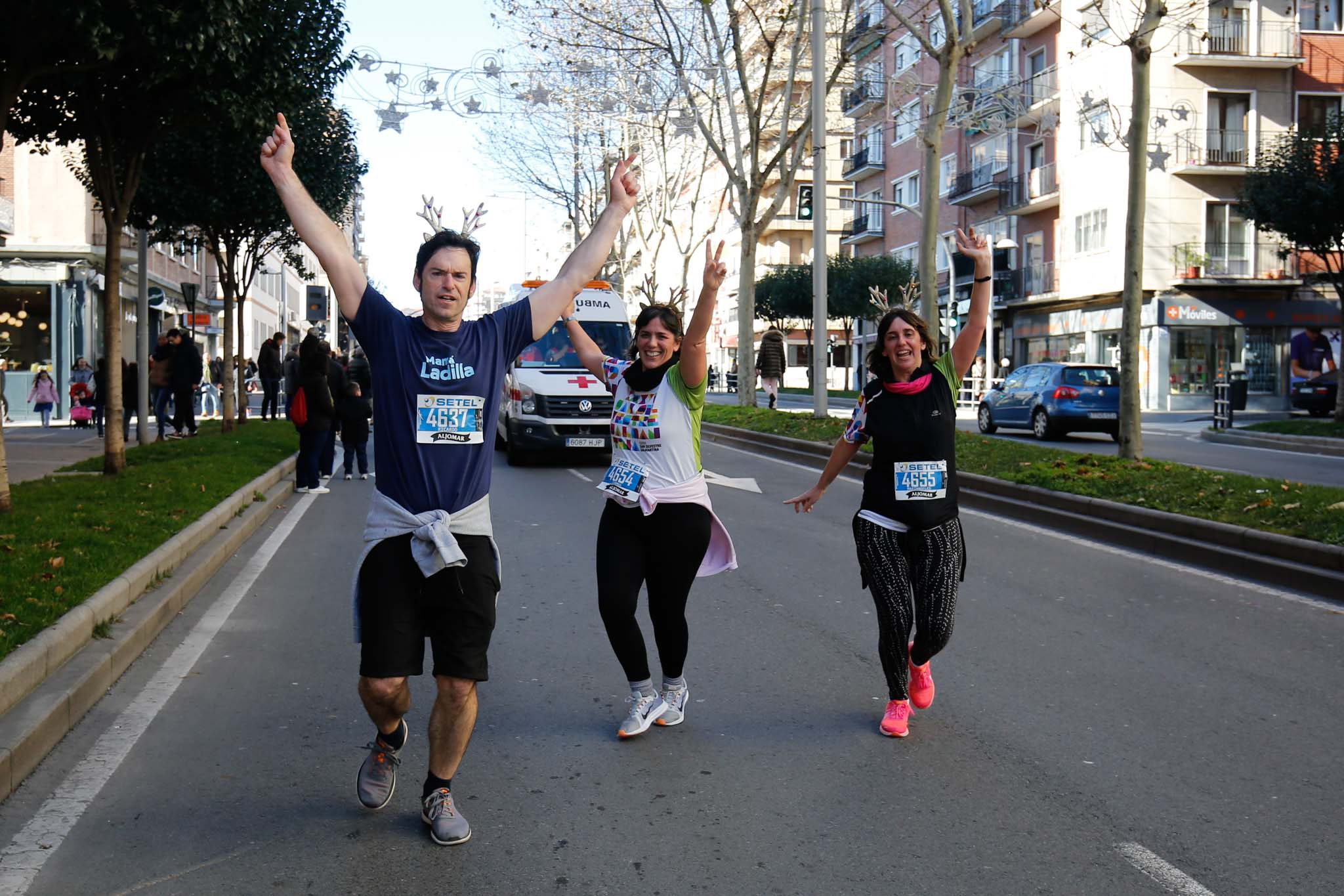 La XXXVI edición de la San Silvestre llena de color las calles de la ciudad con más de 7.700 participantes, donde los más atrevidos lucieron curiosos disfraces donde no faltaron los motivos navideños