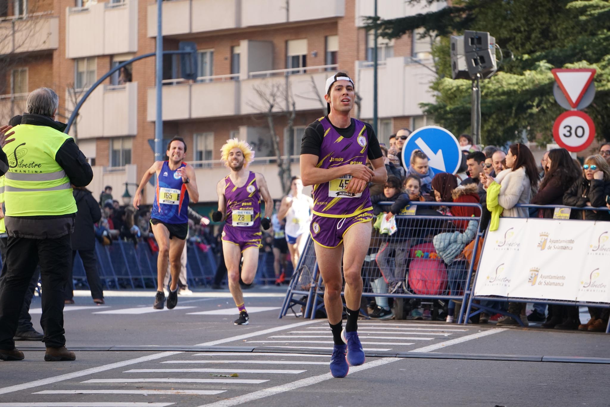 La XXXVI edición de la San Silvestre llena de color las calles de la ciudad con más de 7.700 participantes, donde los más atrevidos lucieron curiosos disfraces donde no faltaron los motivos navideños