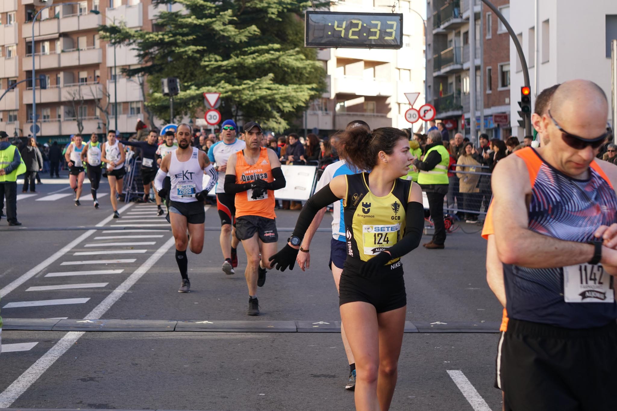 La XXXVI edición de la San Silvestre llena de color las calles de la ciudad con más de 7.700 participantes, donde los más atrevidos lucieron curiosos disfraces donde no faltaron los motivos navideños