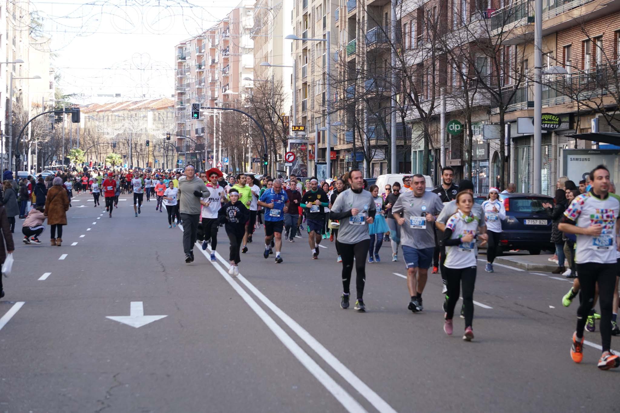 La XXXVI edición de la San Silvestre llena de color las calles de la ciudad con más de 7.700 participantes, donde los más atrevidos lucieron curiosos disfraces donde no faltaron los motivos navideños