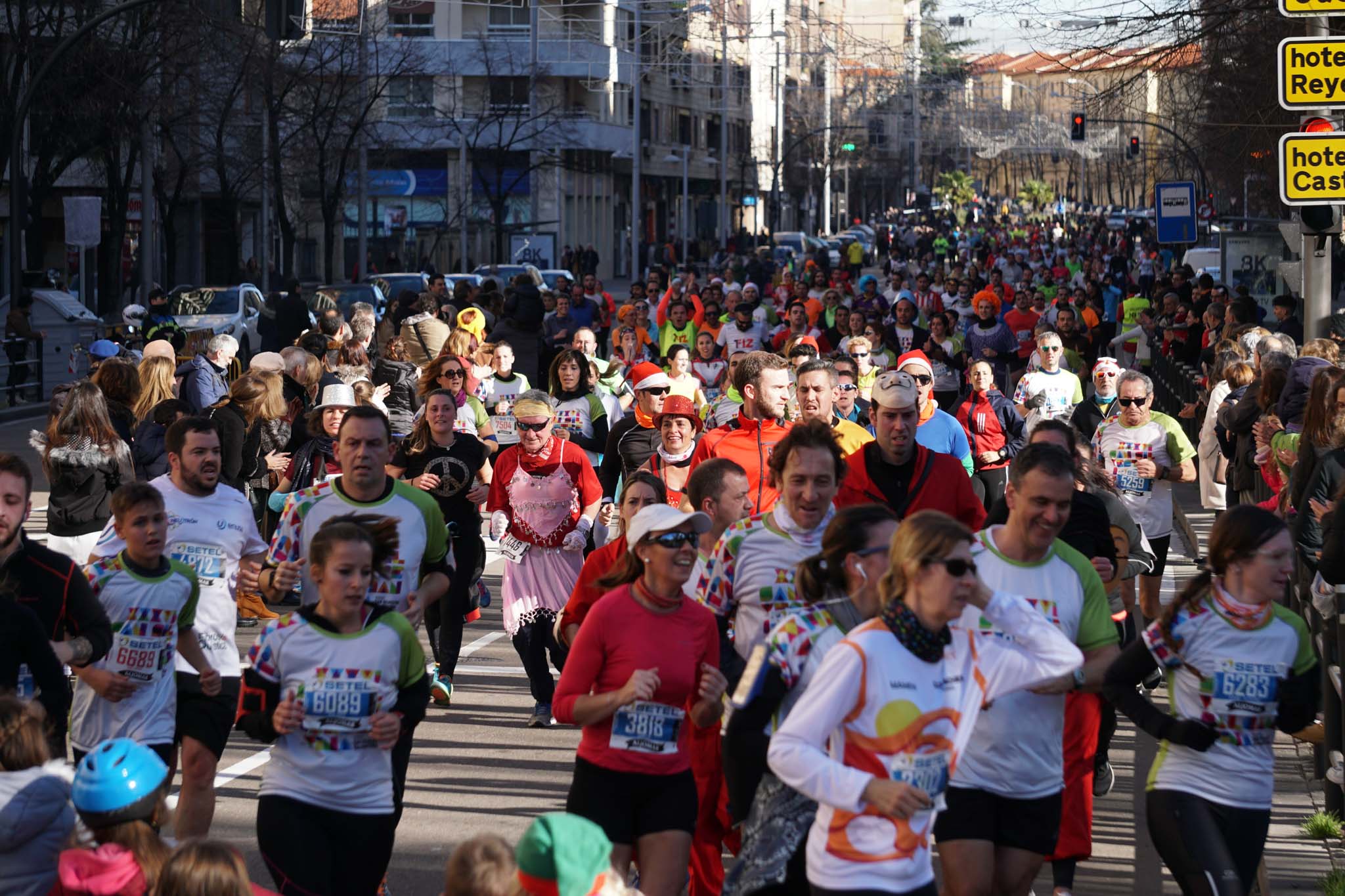 La XXXVI edición de la San Silvestre llena de color las calles de la ciudad con más de 7.700 participantes, donde los más atrevidos lucieron curiosos disfraces donde no faltaron los motivos navideños