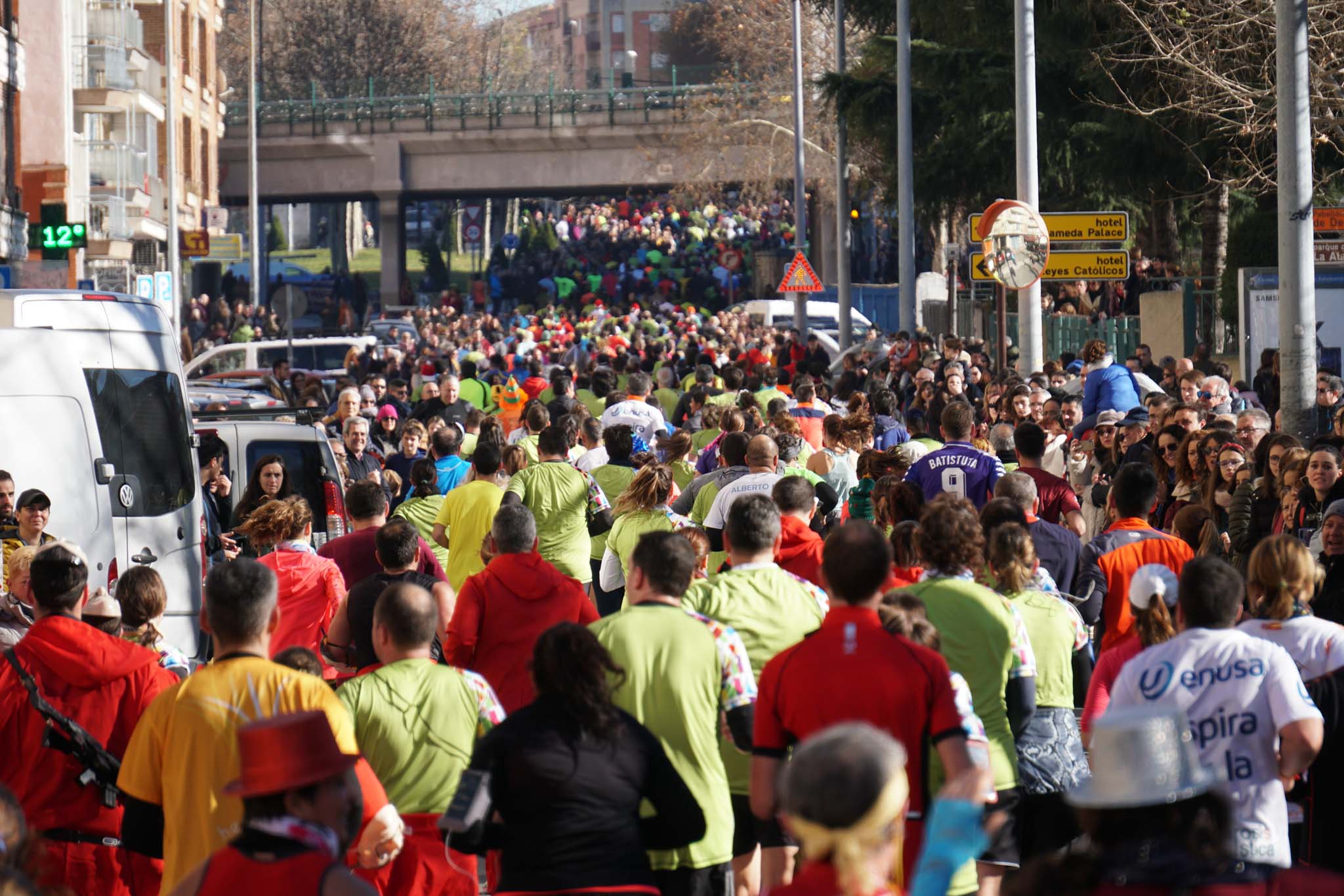 La XXXVI edición de la San Silvestre llena de color las calles de la ciudad con más de 7.700 participantes, donde los más atrevidos lucieron curiosos disfraces donde no faltaron los motivos navideños