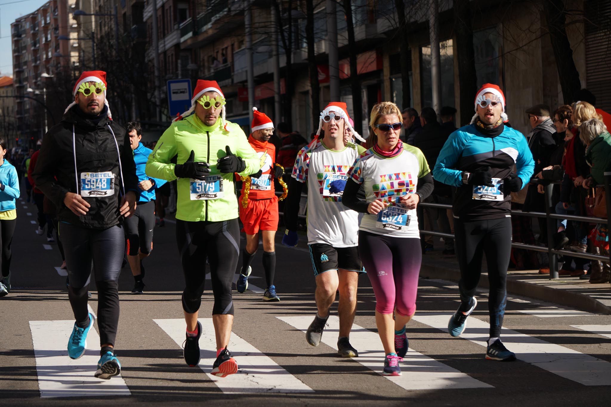 La XXXVI edición de la San Silvestre llena de color las calles de la ciudad con más de 7.700 participantes, donde los más atrevidos lucieron curiosos disfraces donde no faltaron los motivos navideños