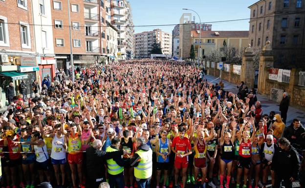 Los corredores esperan para tomar la salida en la 36ª San Silvestre Salmantina. 