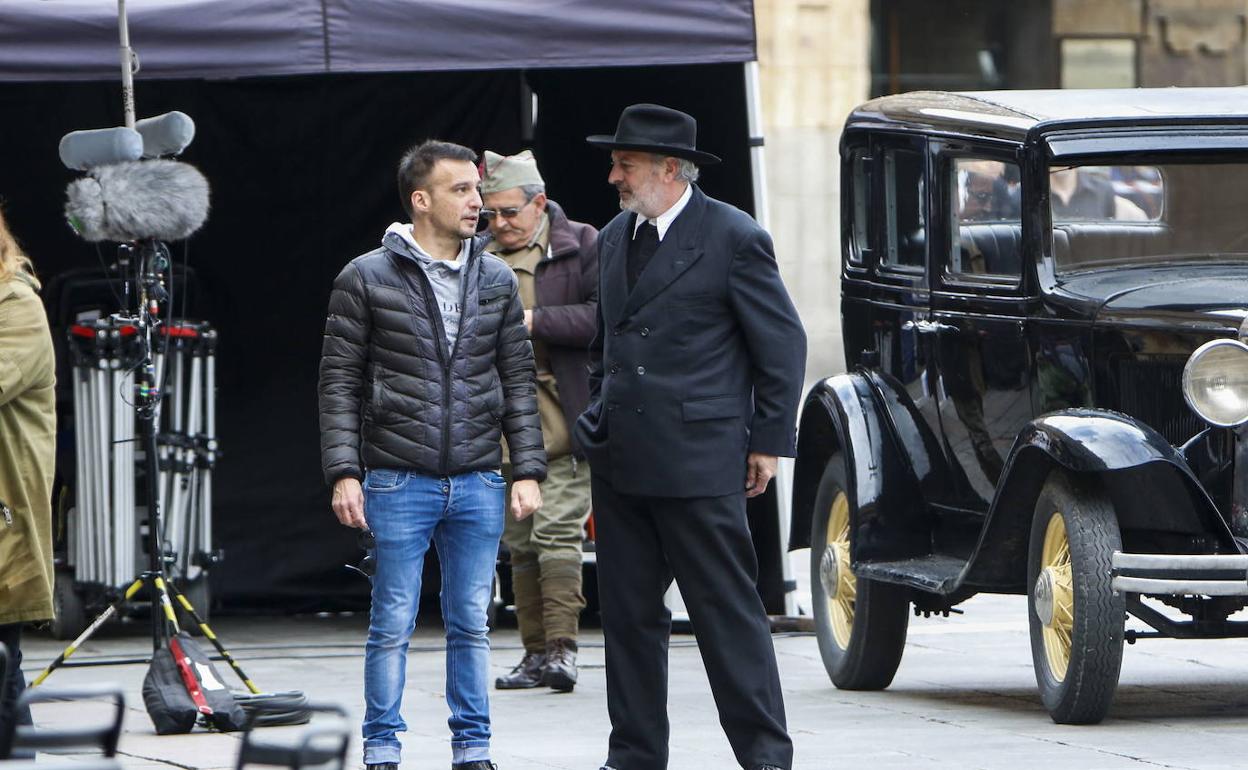 Amenábar conversa con Karra Elejalde, caracterizado de Unamuno, durante el rodaje de 'Mientras dure la Guerra'.