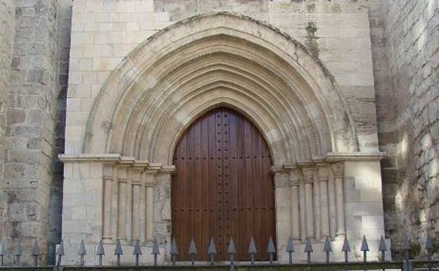 Imagen principal - Puerta Norte de la Colegiata, campana y vistas durante la subida e interior de la Catedral durante una misa multitudinaria.