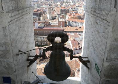 Imagen secundaria 1 - Puerta Norte de la Colegiata, campana y vistas durante la subida e interior de la Catedral durante una misa multitudinaria.