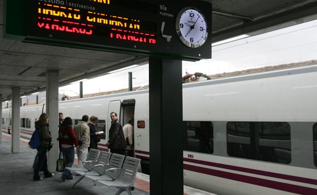 Viajeros segovianos suben a un tren en la estación de Segovia Guiomar. 