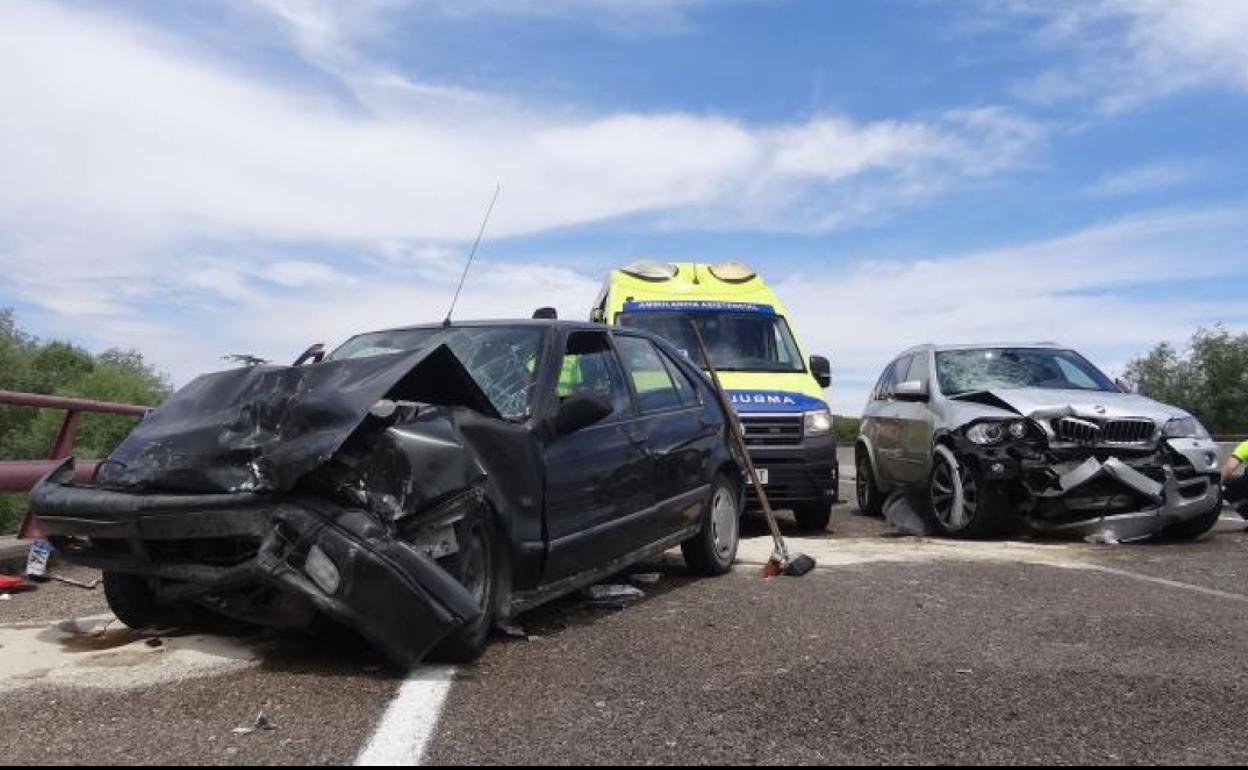 Colisión frontal, en la que murió un hombre de 78 años, el 22 de junio en la variante de Puente Duero.