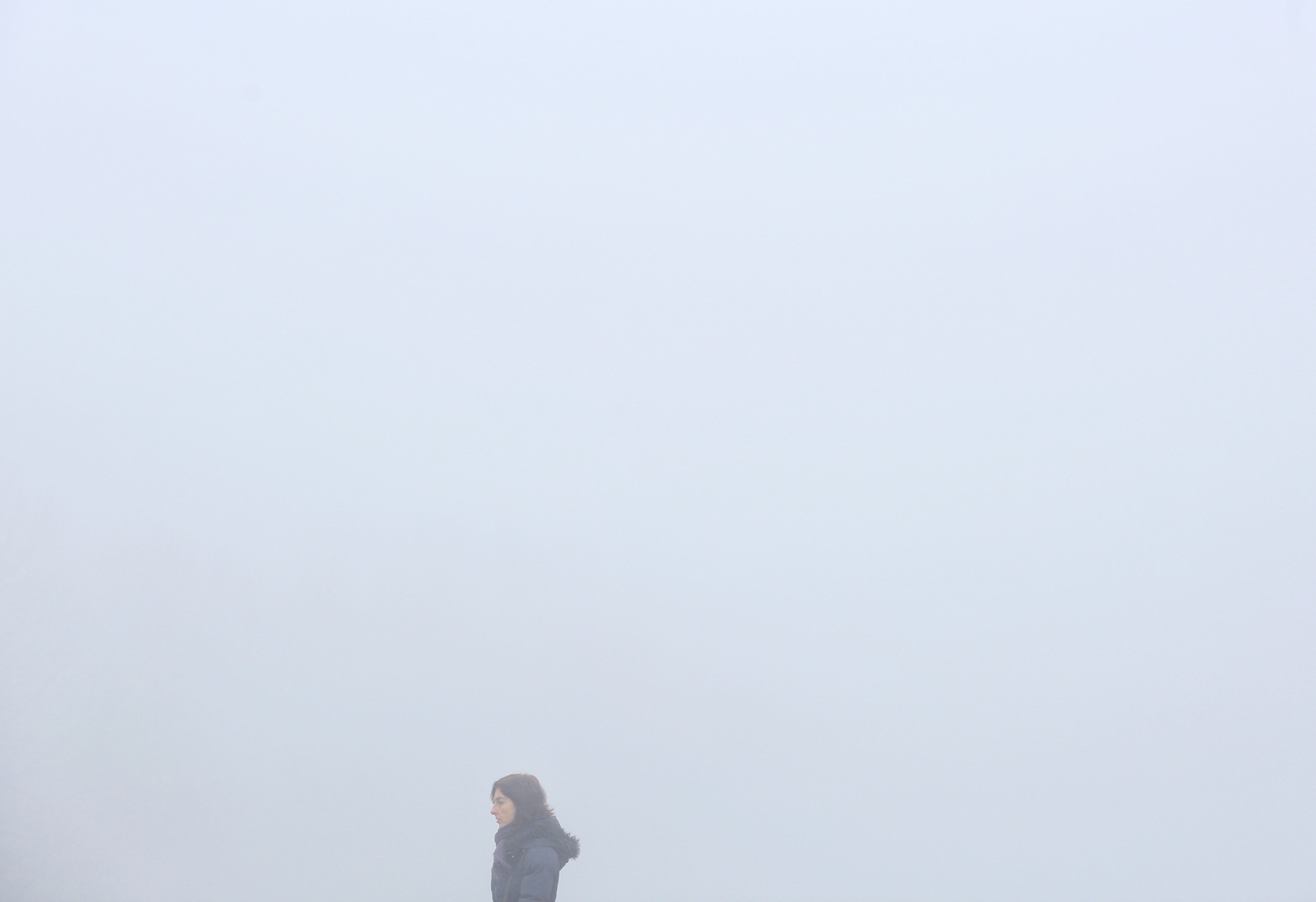 Una intensa niebla cubre toda la ciudad de Valladolid, que participa de la alerta amarilla que afecta a toda la provincia y permanecerá activa hasta las 13 horas de este lunes 30 de diciembre.