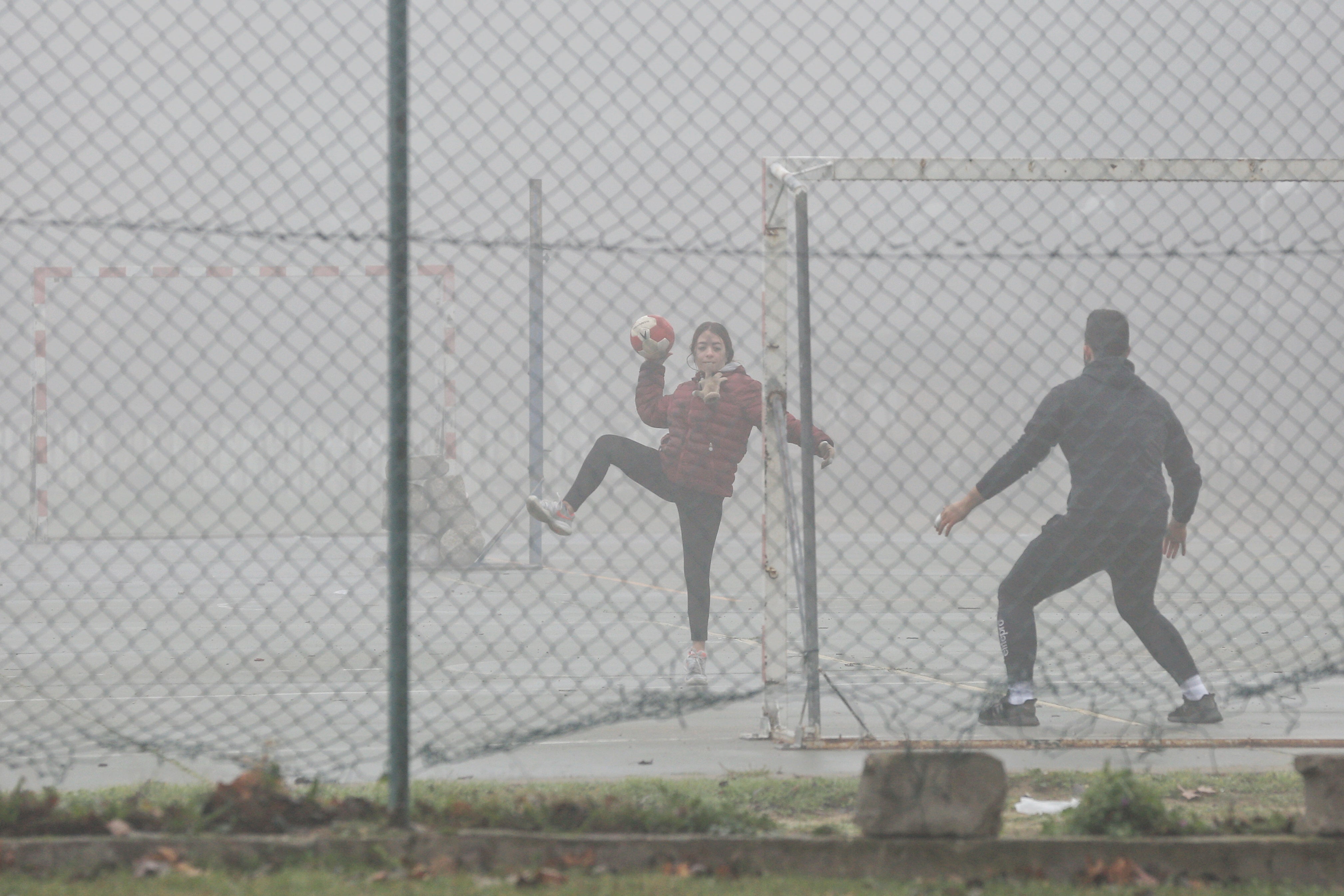 Una intensa niebla cubre toda la ciudad de Valladolid, que participa de la alerta amarilla que afecta a toda la provincia y permanecerá activa hasta las 13 horas de este lunes 30 de diciembre.