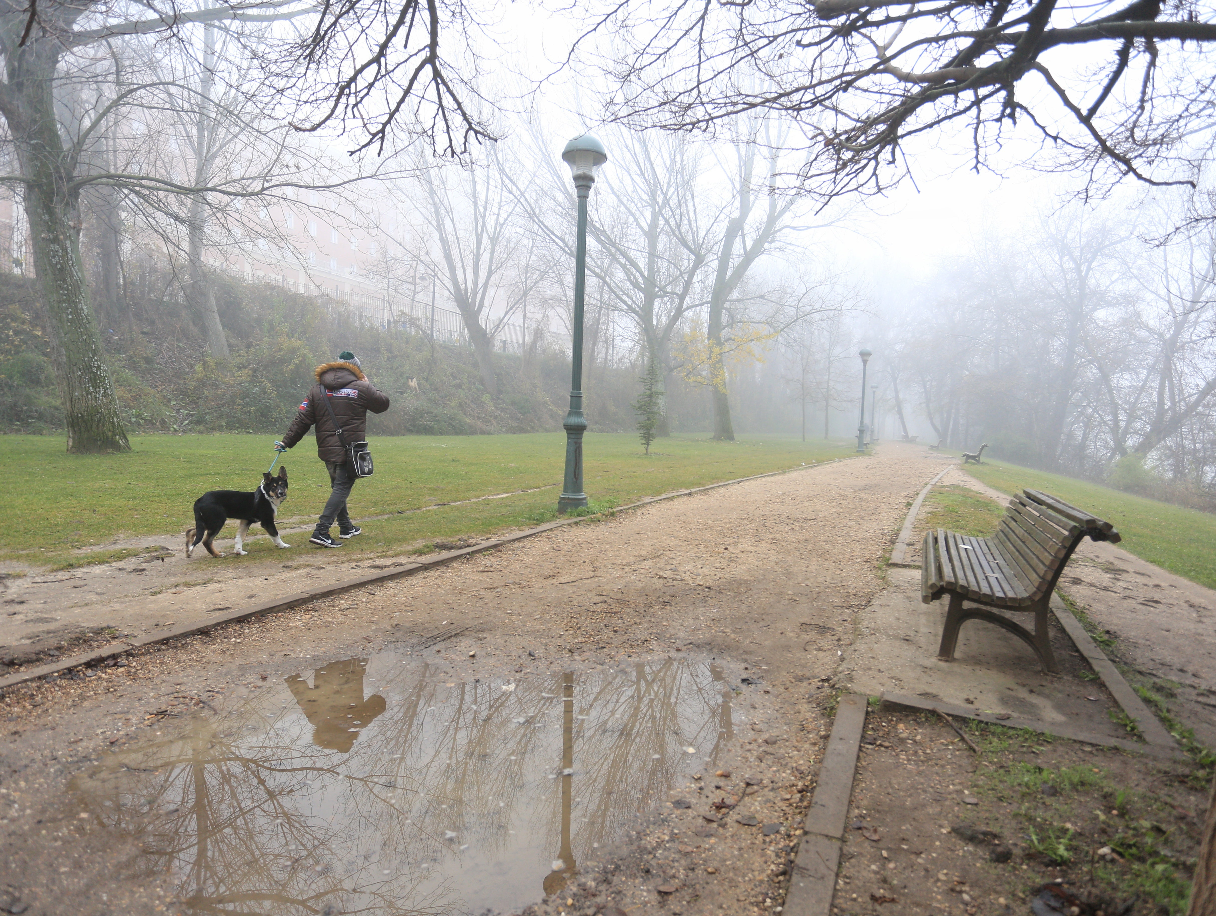 Una intensa niebla cubre toda la ciudad de Valladolid, que participa de la alerta amarilla que afecta a toda la provincia y permanecerá activa hasta las 13 horas de este lunes 30 de diciembre.