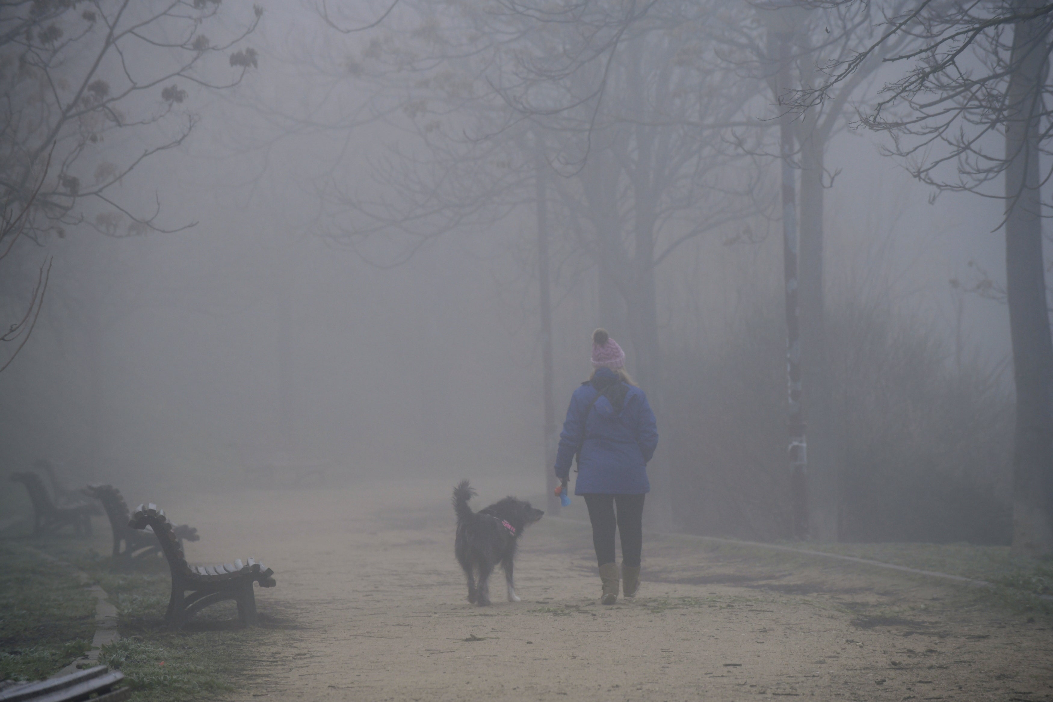 Una intensa niebla cubre toda la ciudad de Valladolid, que participa de la alerta amarilla que afecta a toda la provincia y permanecerá activa hasta las 13 horas de este lunes 30 de diciembre.