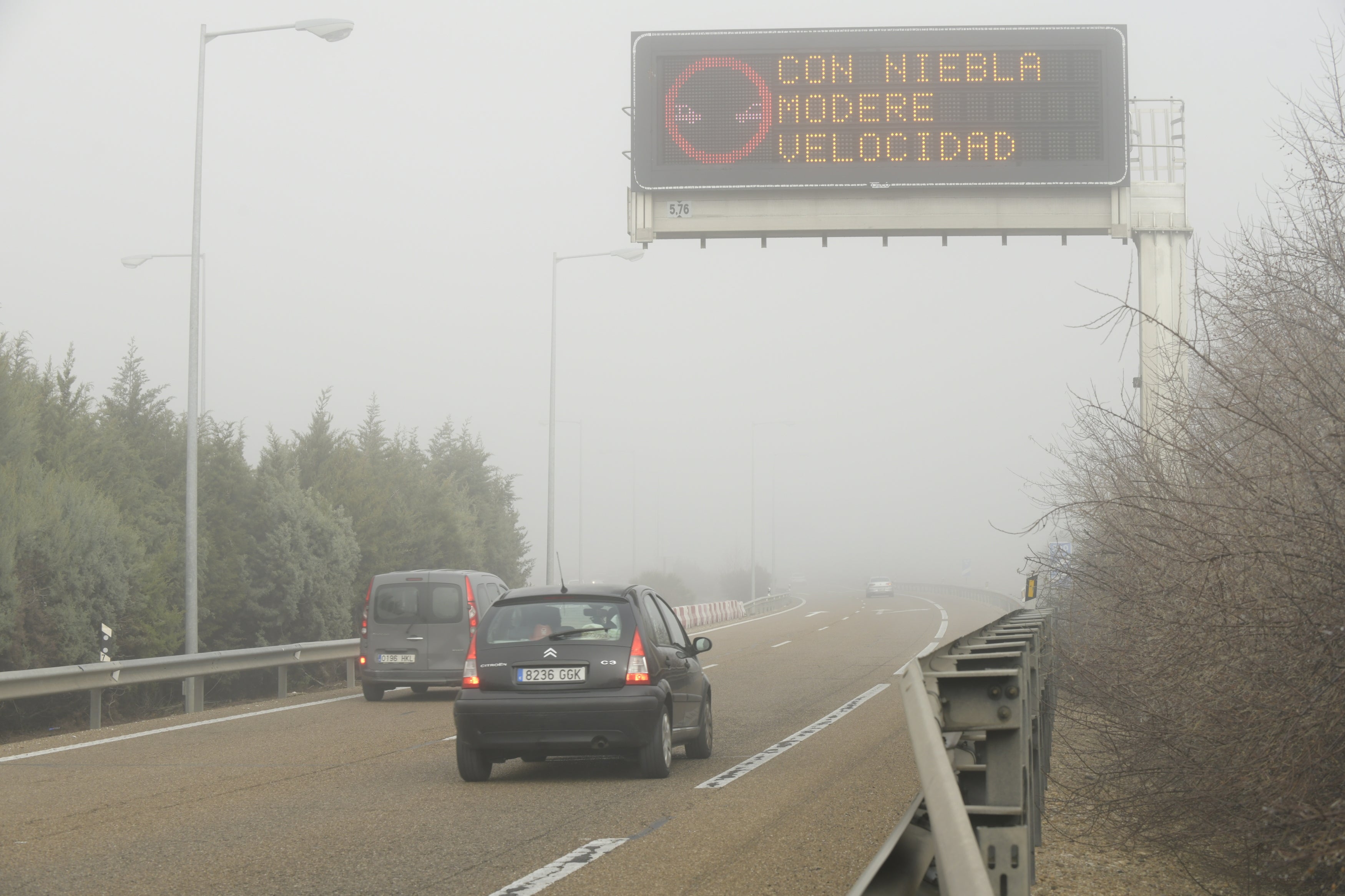 Una intensa niebla cubre toda la ciudad de Valladolid, que participa de la alerta amarilla que afecta a toda la provincia y permanecerá activa hasta las 13 horas de este lunes 30 de diciembre.