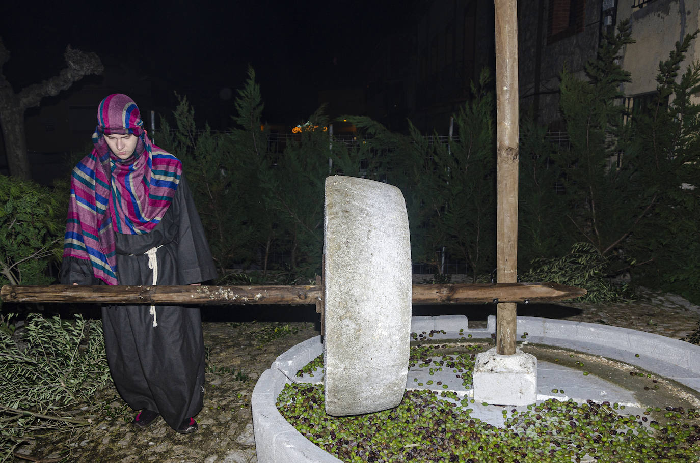 110 figurantes de distintas edades dieron vida a un gran nacimiento en las inmediaciones de la iglesia parroquial de la Asunción en la localidad vallisoletana