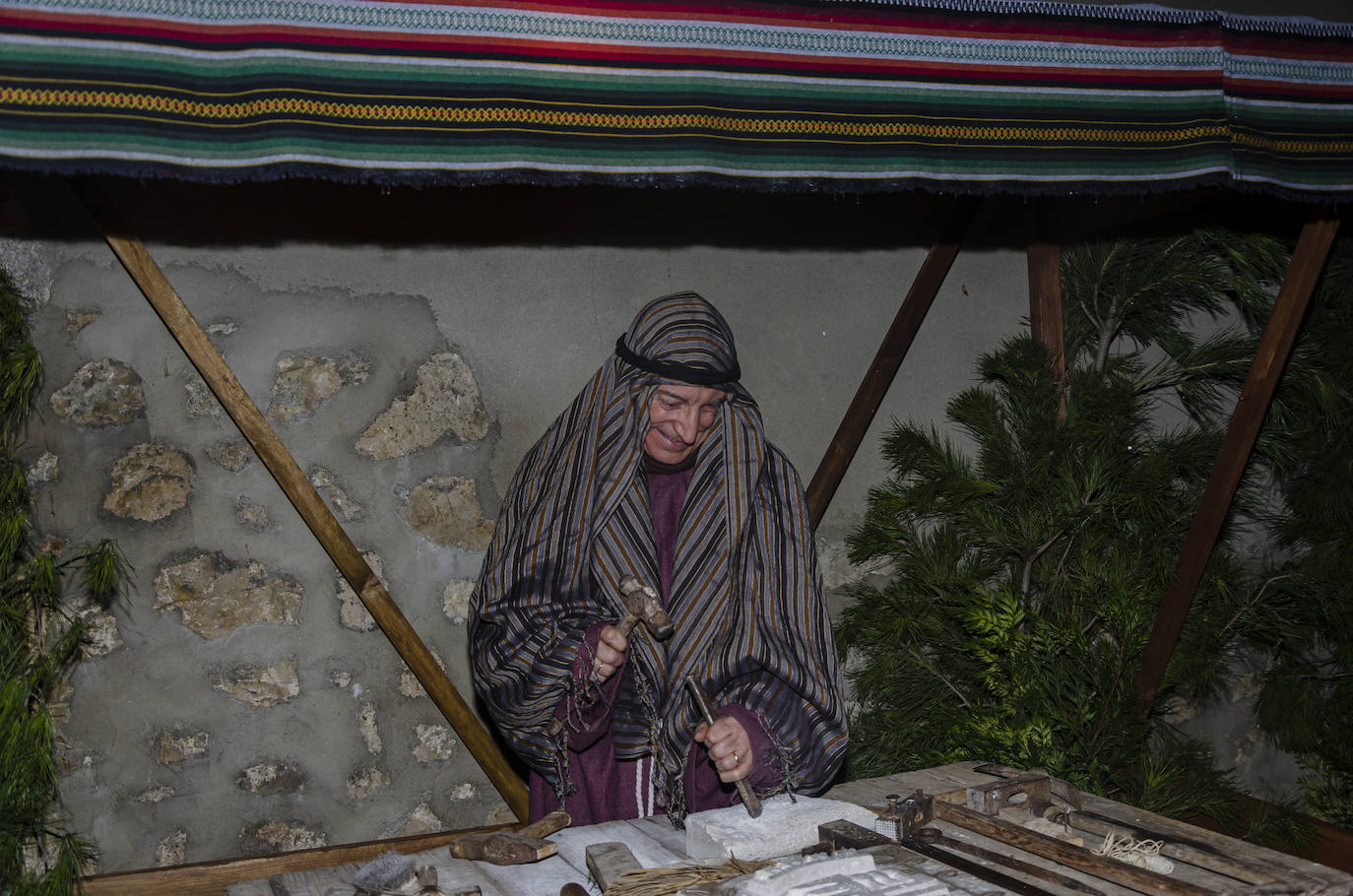 110 figurantes de distintas edades dieron vida a un gran nacimiento en las inmediaciones de la iglesia parroquial de la Asunción en la localidad vallisoletana