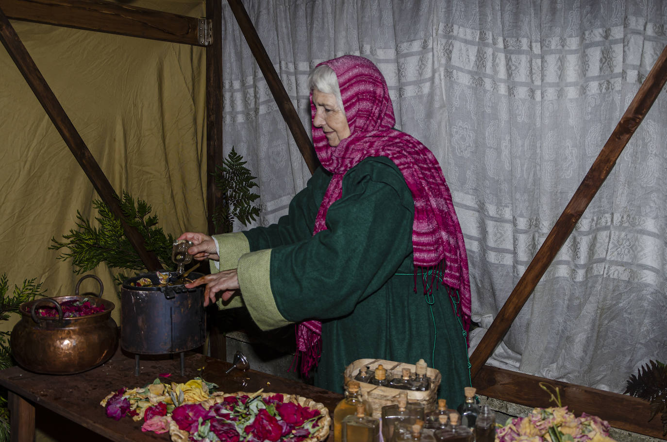 110 figurantes de distintas edades dieron vida a un gran nacimiento en las inmediaciones de la iglesia parroquial de la Asunción en la localidad vallisoletana