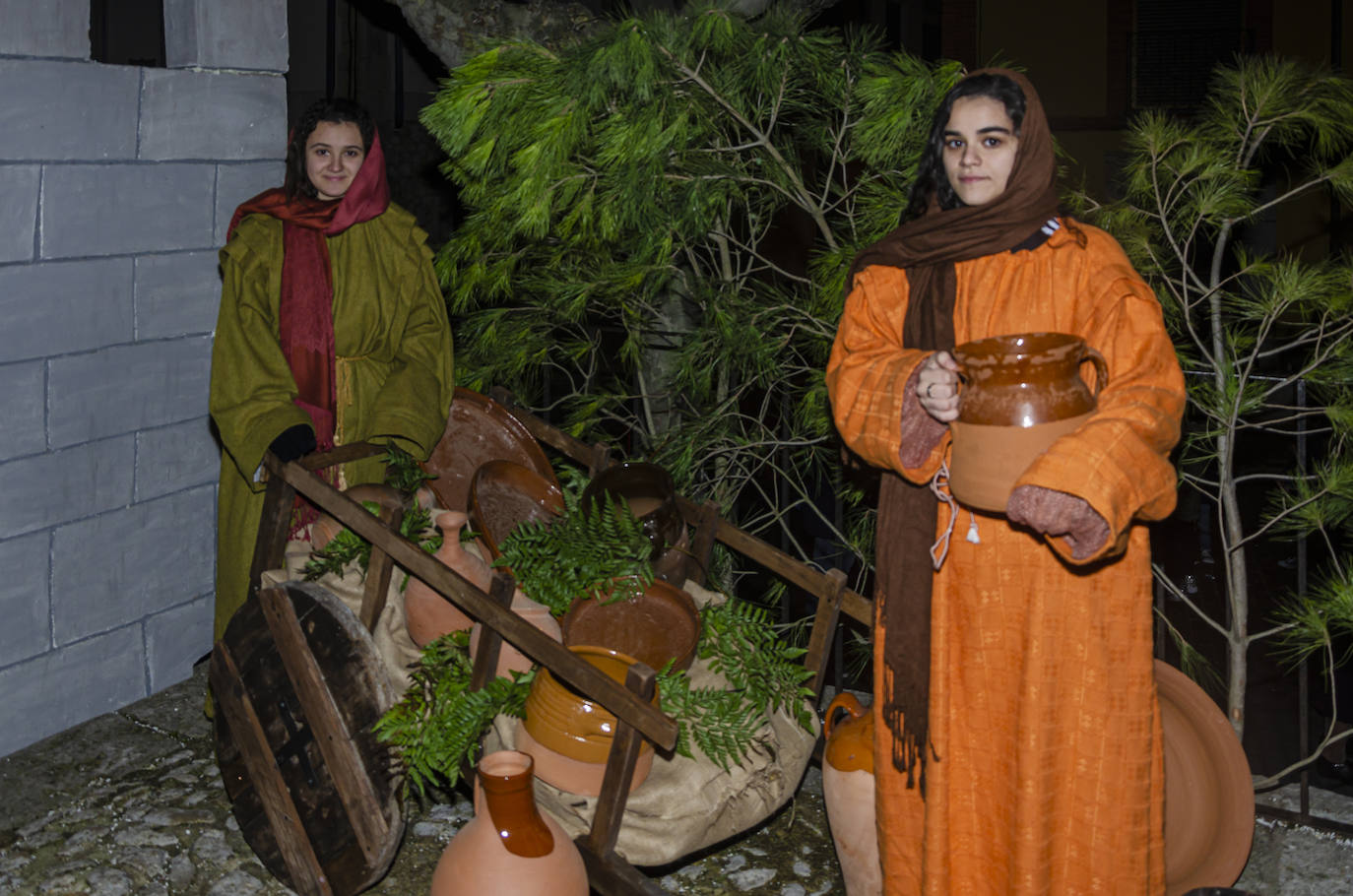 110 figurantes de distintas edades dieron vida a un gran nacimiento en las inmediaciones de la iglesia parroquial de la Asunción en la localidad vallisoletana