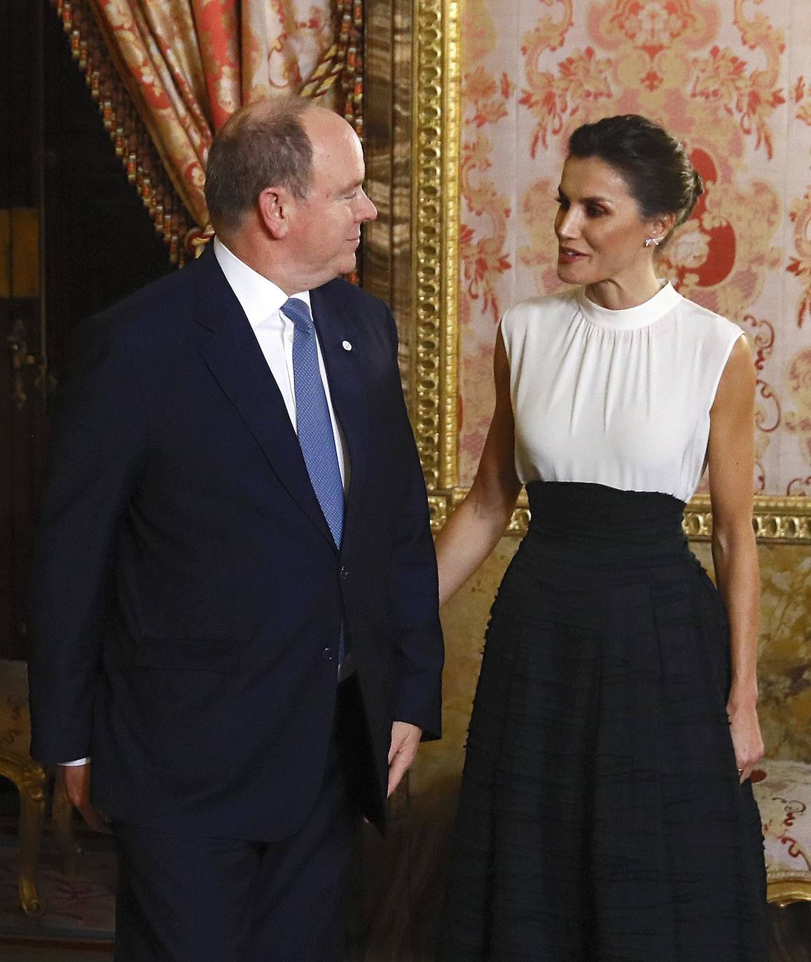 Para la recepción en Madrid de los asistentes a la Cumbre del Clima, Letizia optó por su look más sostenible con falda negra y midi de H&M y top sin mangas en color crema.