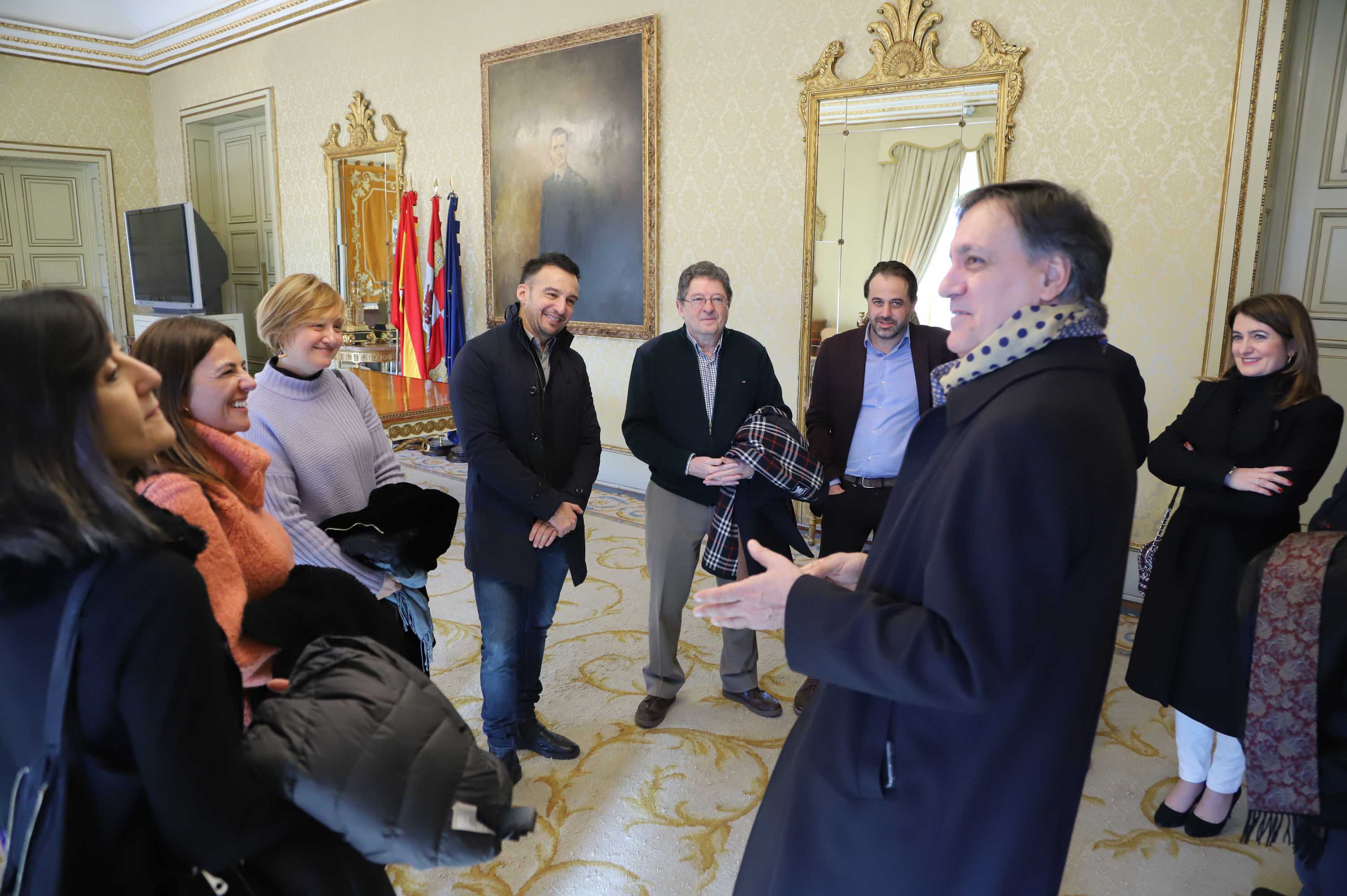 Fotos: Alejandro Amenábar protagoniza la ofrenda floral a Unamuno en Salamanca