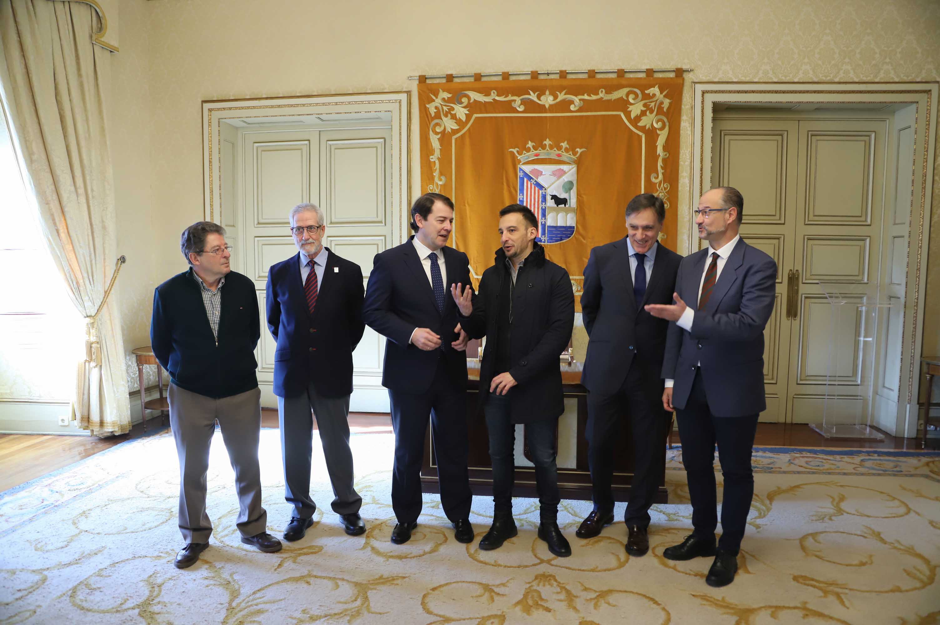 Fotos: Alejandro Amenábar protagoniza la ofrenda floral a Unamuno en Salamanca