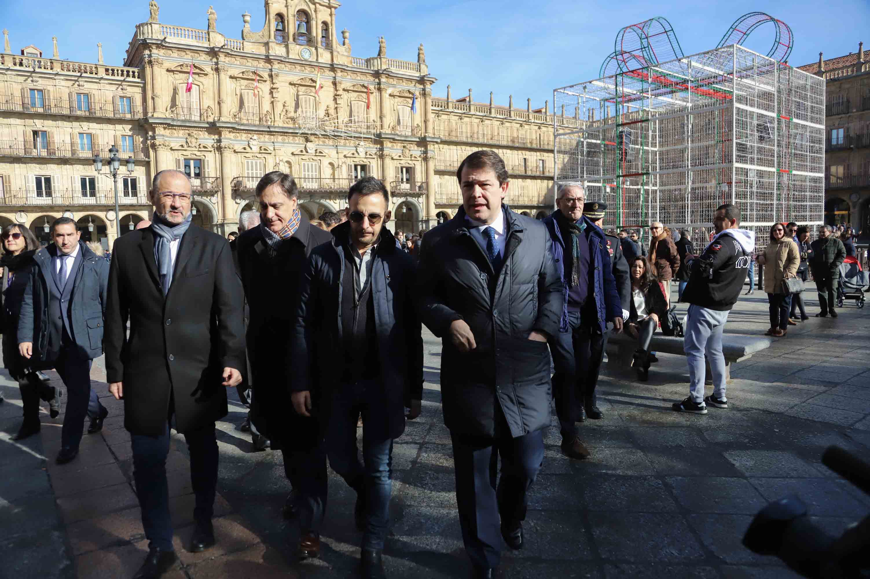 Fotos: Alejandro Amenábar protagoniza la ofrenda floral a Unamuno en Salamanca