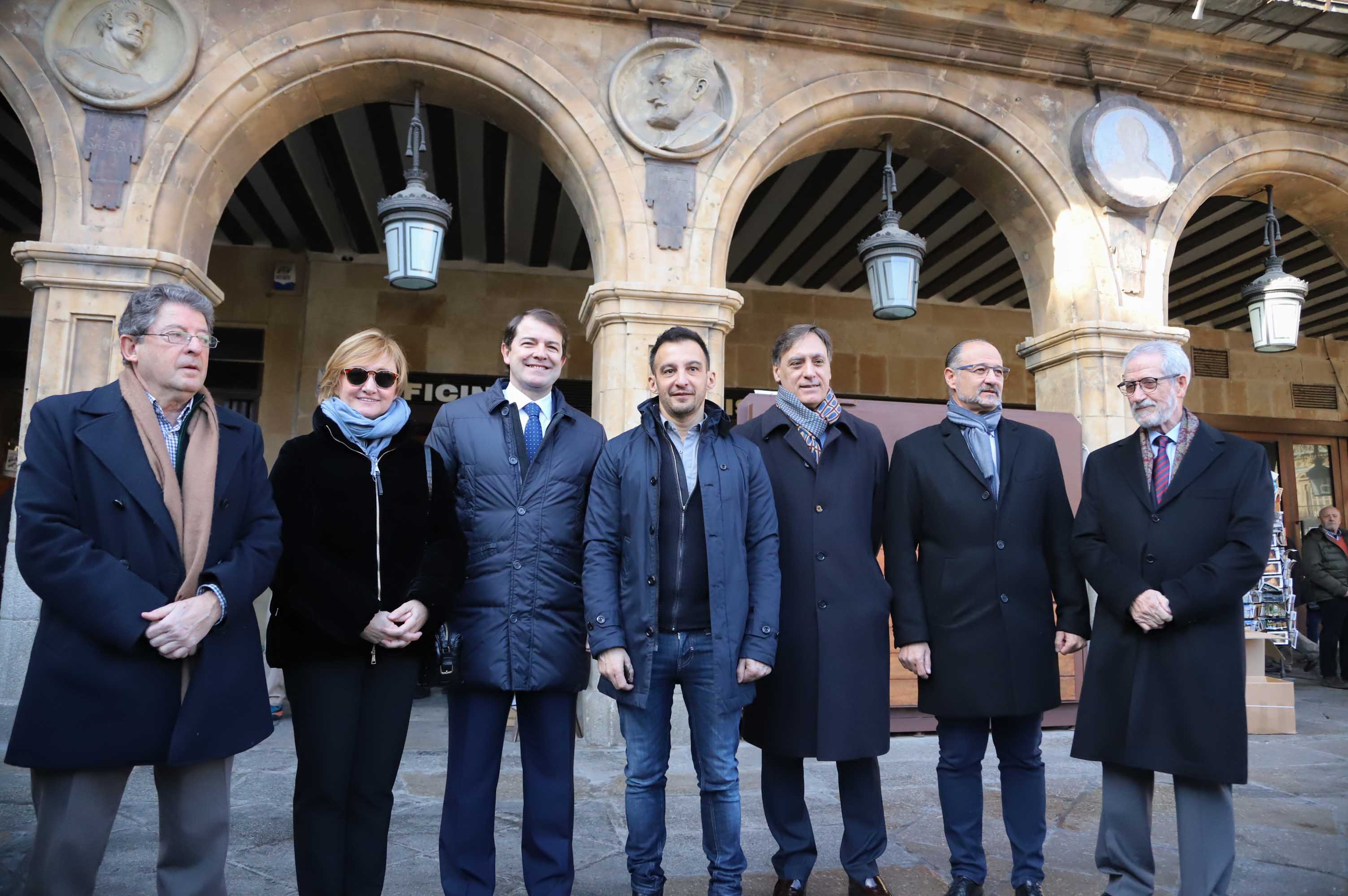 Fotos: Alejandro Amenábar protagoniza la ofrenda floral a Unamuno en Salamanca