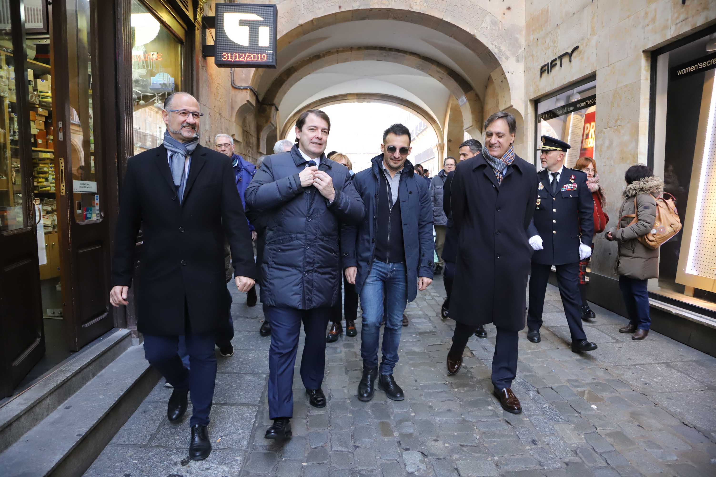 Fotos: Alejandro Amenábar protagoniza la ofrenda floral a Unamuno en Salamanca