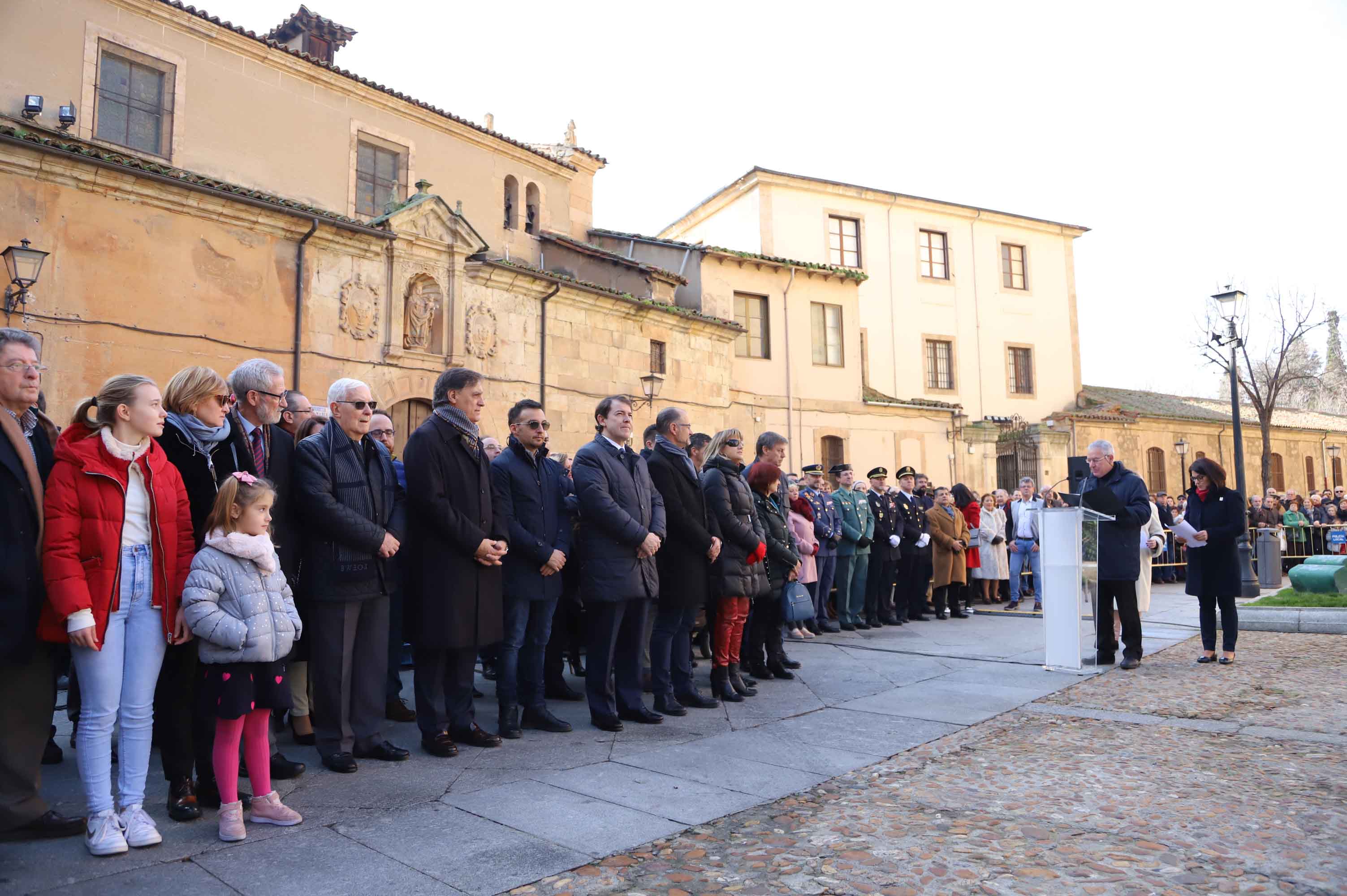Fotos: Alejandro Amenábar protagoniza la ofrenda floral a Unamuno en Salamanca