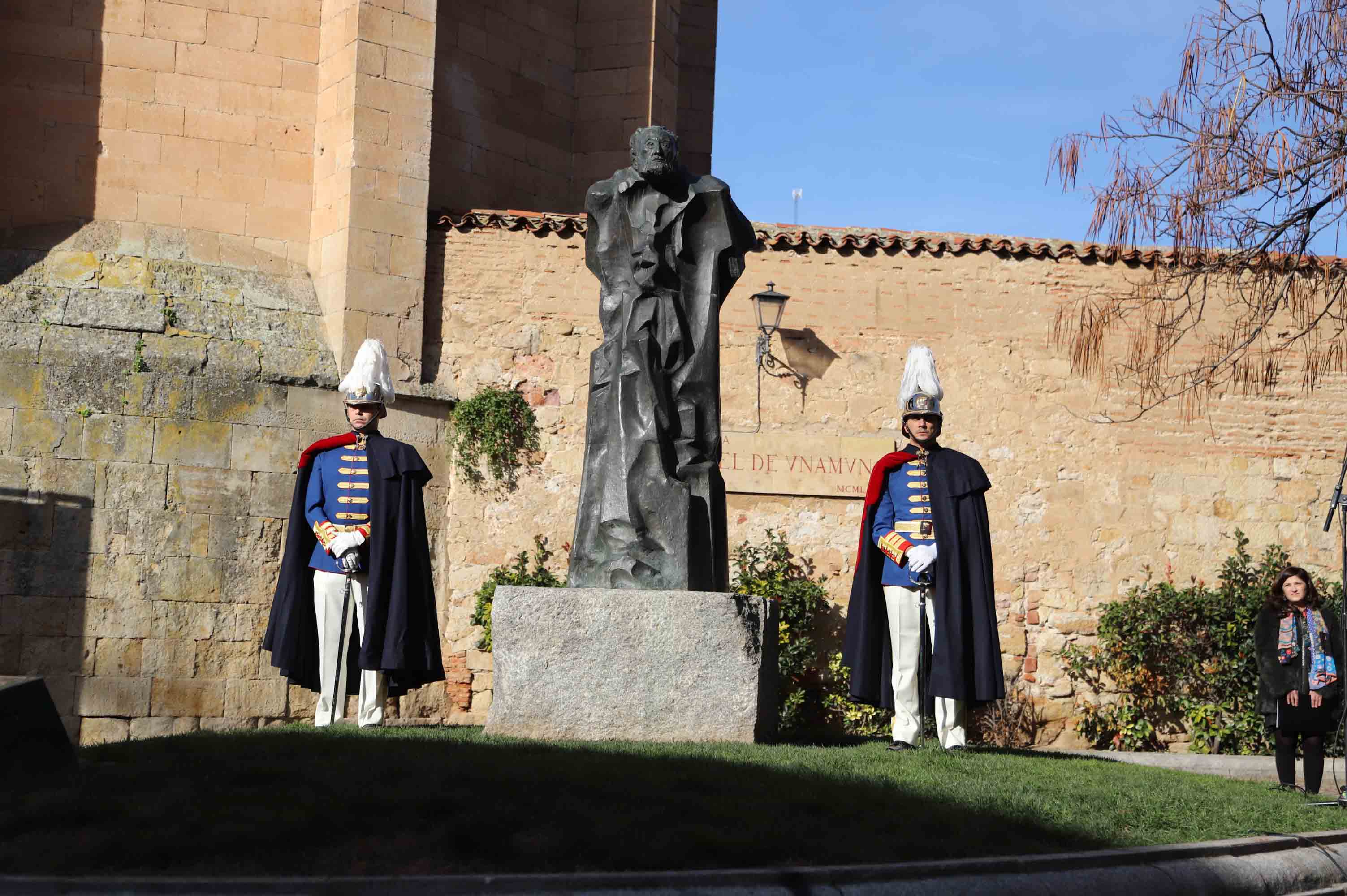 Fotos: Alejandro Amenábar protagoniza la ofrenda floral a Unamuno en Salamanca