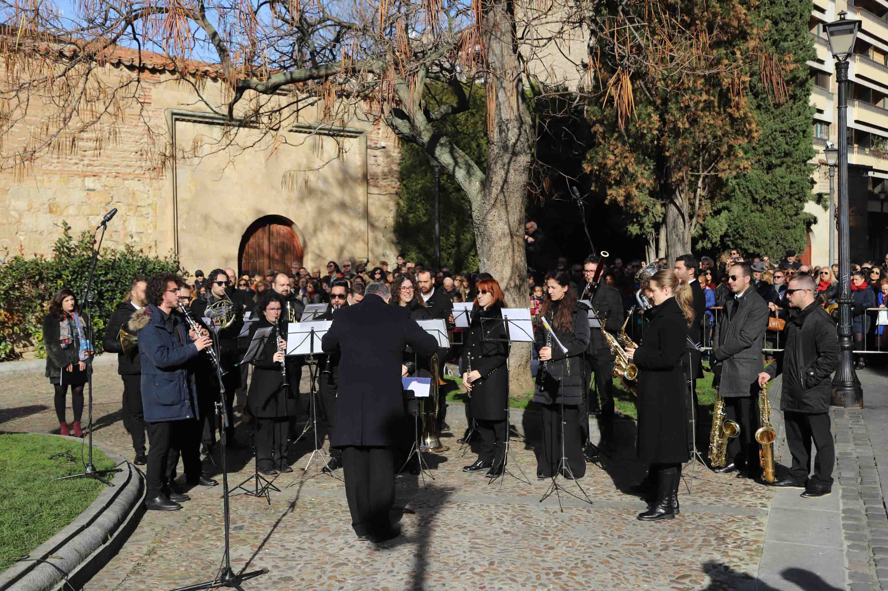 Fotos: Alejandro Amenábar protagoniza la ofrenda floral a Unamuno en Salamanca