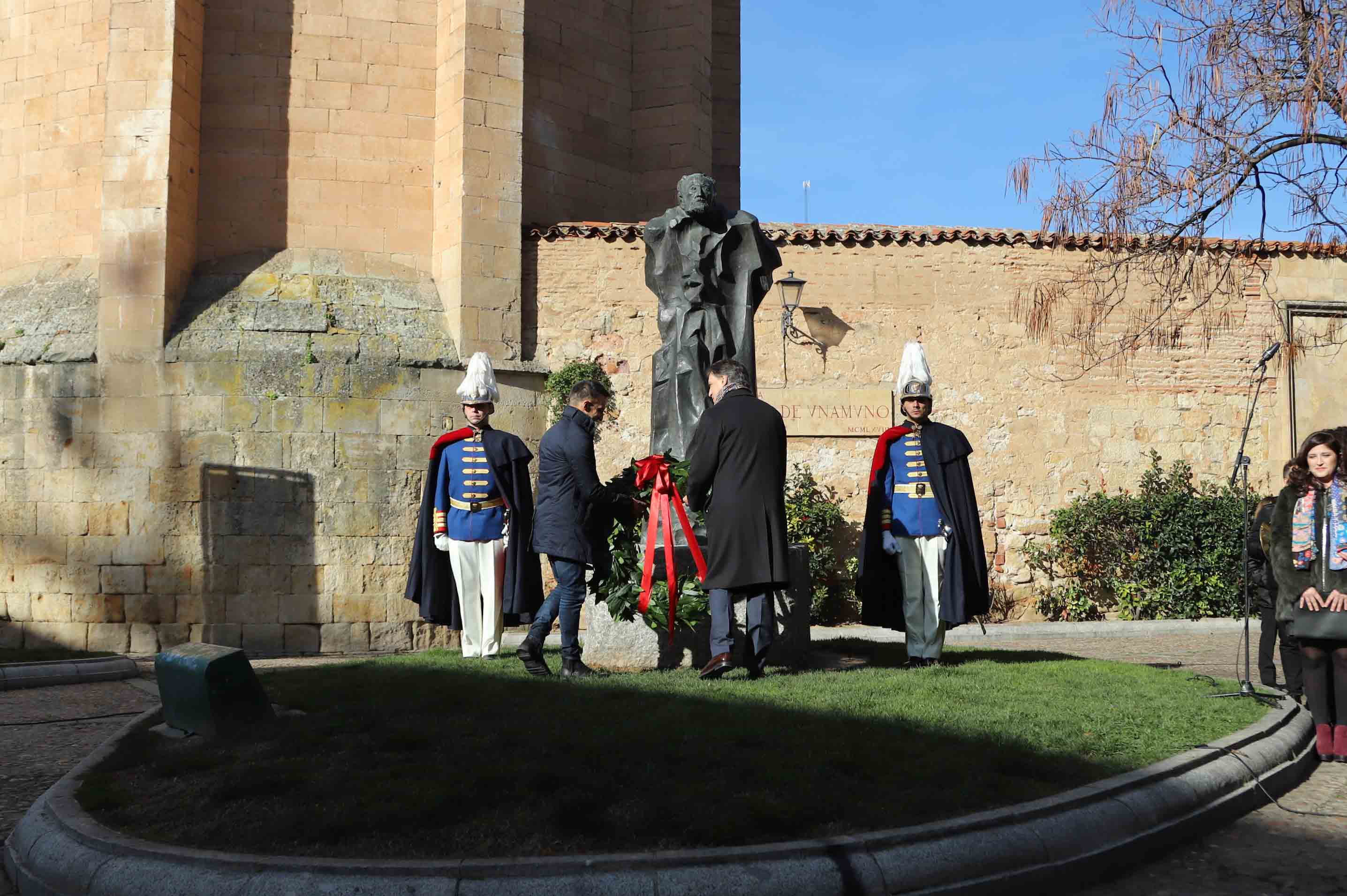 Fotos: Alejandro Amenábar protagoniza la ofrenda floral a Unamuno en Salamanca