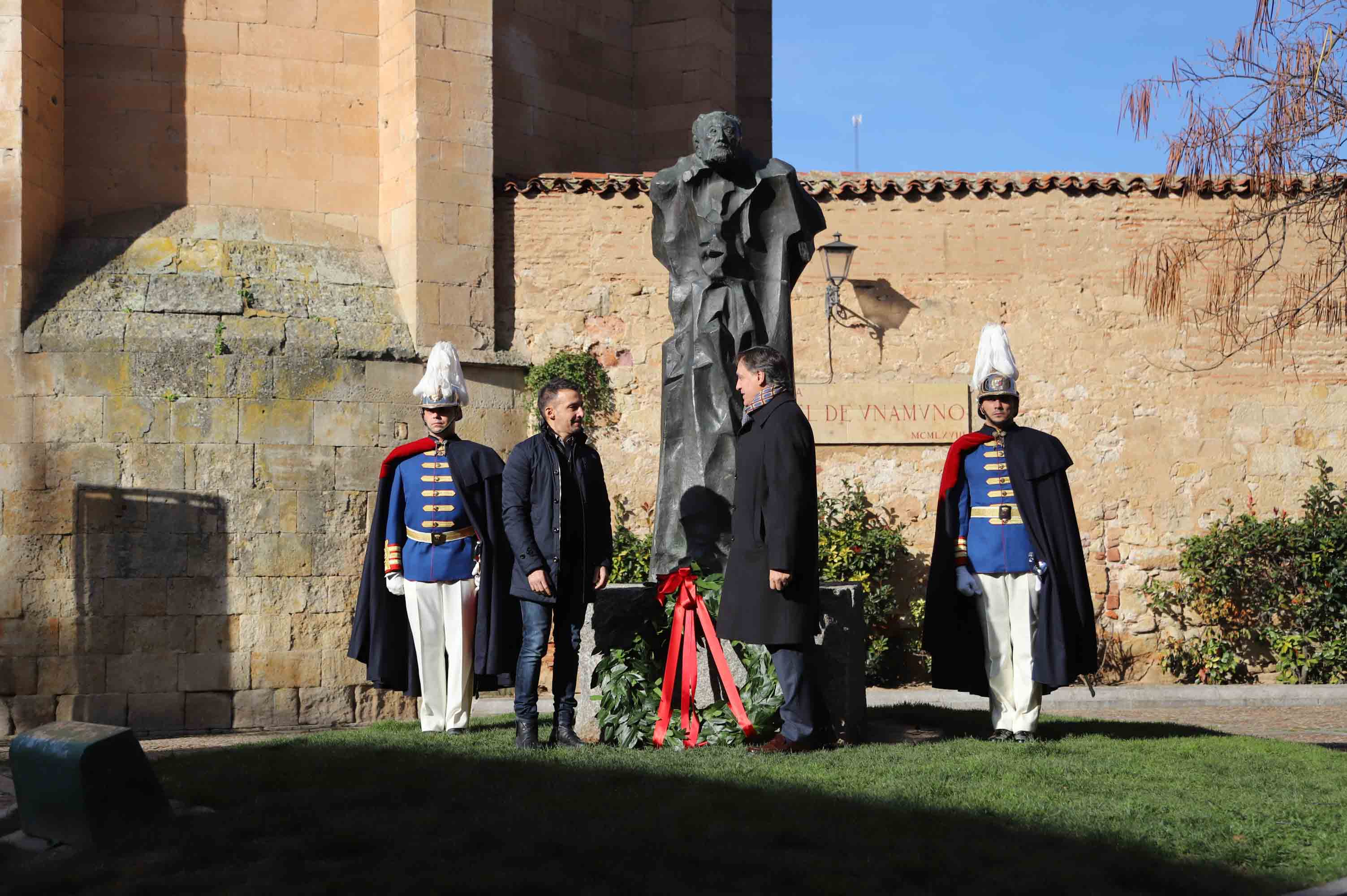 Fotos: Alejandro Amenábar protagoniza la ofrenda floral a Unamuno en Salamanca