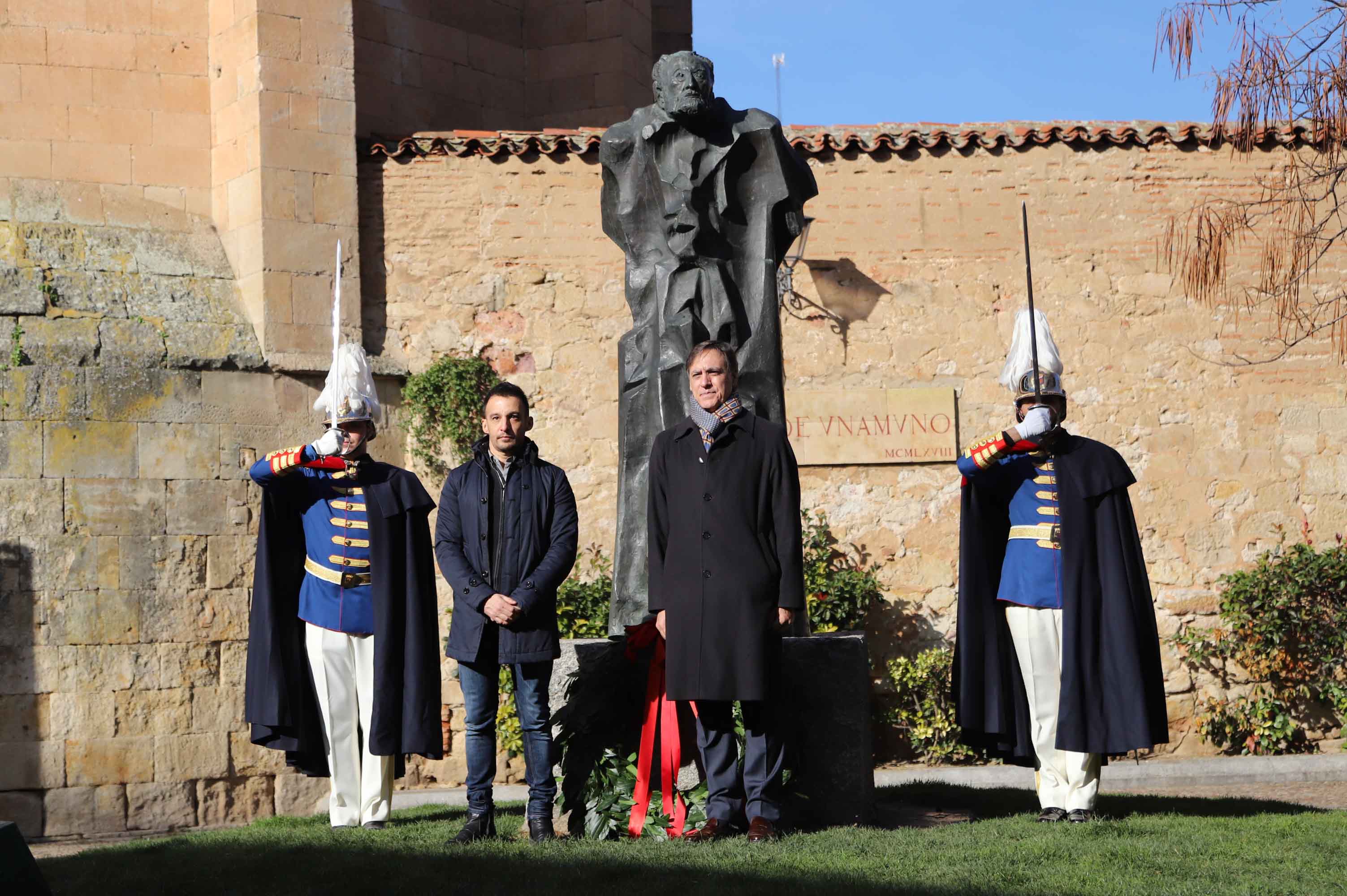 Fotos: Alejandro Amenábar protagoniza la ofrenda floral a Unamuno en Salamanca