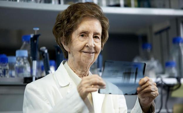 La científica Margarita Salas, en el laboratorio.