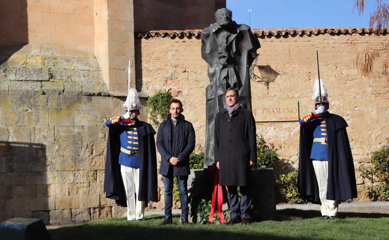 El director de cine y el alcalde, junto a la estatua de Miguel de Unamuno, después de realizar la ofrenda floral