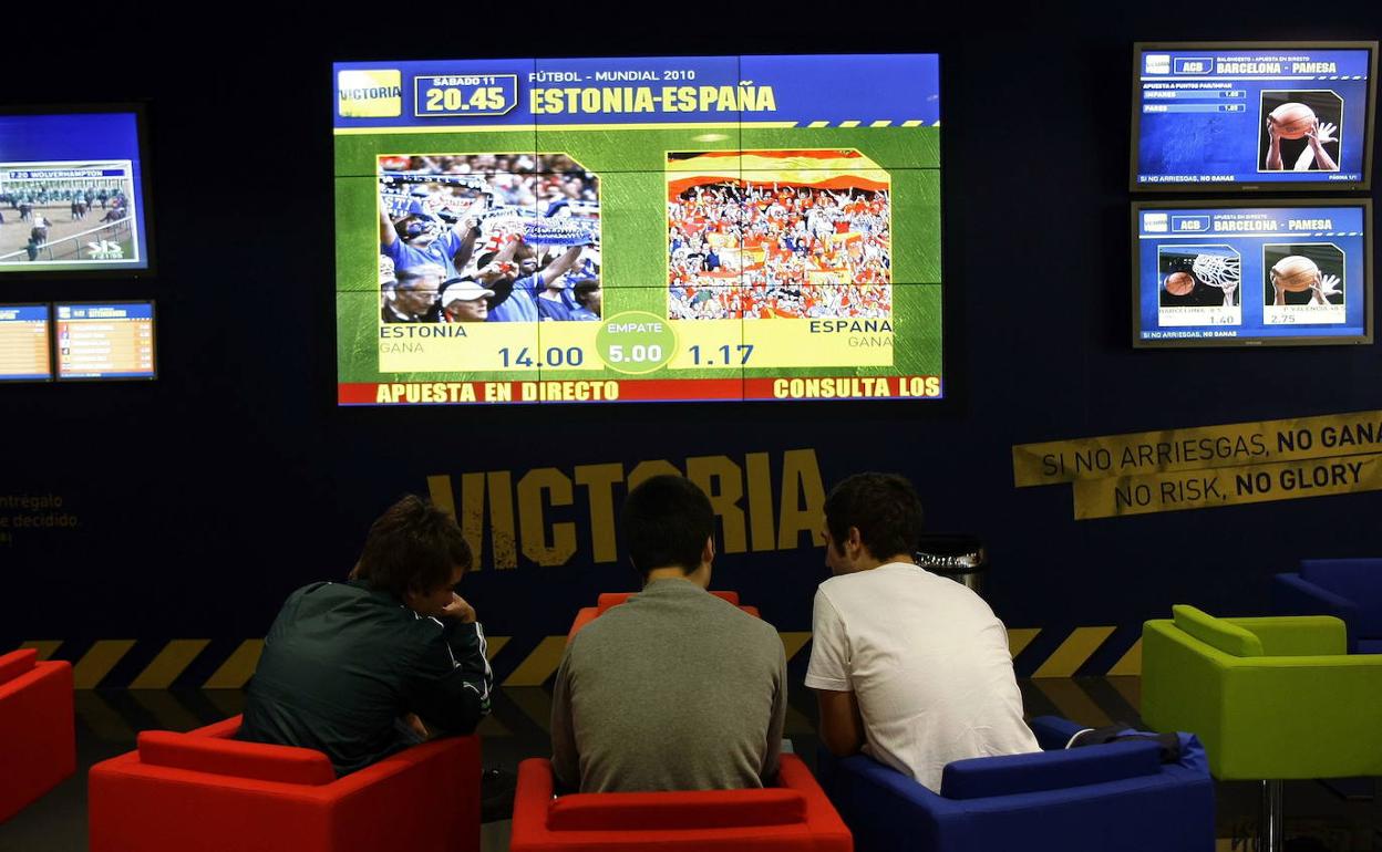 Clientes en el despacho de apuestas deportivas. 