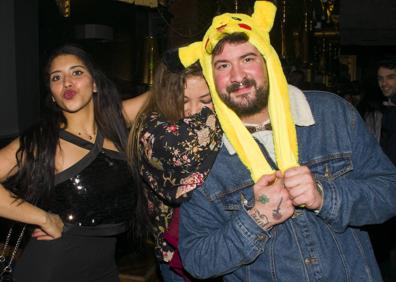 Imagen secundaria 1 - Arriba, venta de vino caliente, en el bar Y un Cuerno 2.1. Abajo, a la izquierda, tres clientes del Y un Cuerno disfrutan de la noche y a la derecha, Un camarero prepara una copa en el bar Mondo Lirondo.