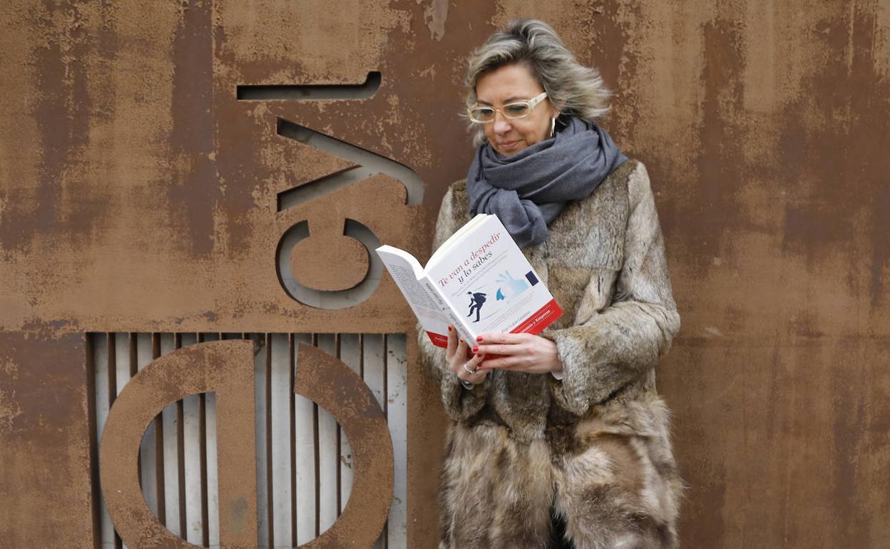 Pilar Llácer, con su libro en la puerta del Servicio Público de Empleo de Castilla y León (Ecyl). 