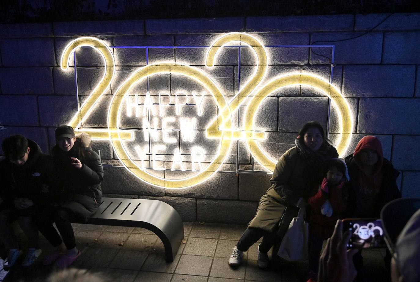 Unos jóvenes celebran con tranquilidad la llegada del nuevo año en Seúl.