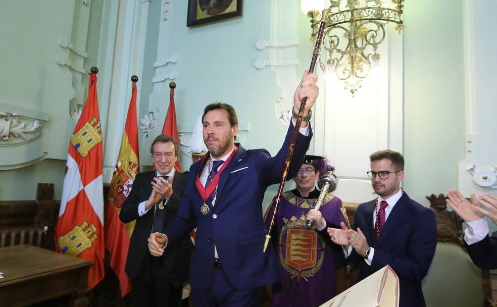 Óscar Puente muestra el bastón de mando el 15 de junio, escoltado por el popular José AntonioDe Santiago Juárez.