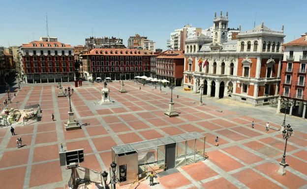 El 10 de julio culminaron las obras del aparcamiento. La Plaza Mayor lucía con nuevo ascensor, un tercer acceso y respiraderos, pero sin vehículos. 