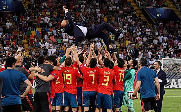 Luis de la Fuente, 'manteado' por los componentes de la selección que se proclamó campeona de Europa sub-21 el pasado mes de junio. 