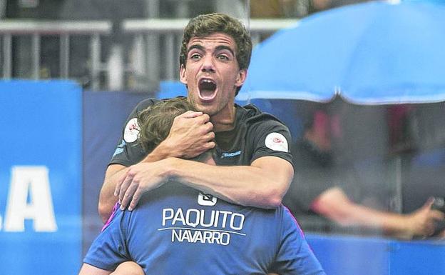 Lebrón se abraza a Paquito tras ganar el World Pádel Tour de Valladolid. 