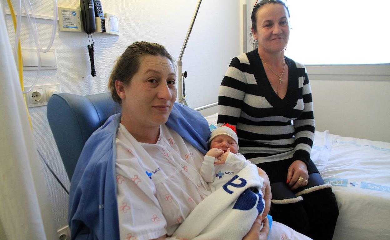 Alina Elena Stanciucu sujeta al pequeño David en brazos, junto a su madre, Florentina. 