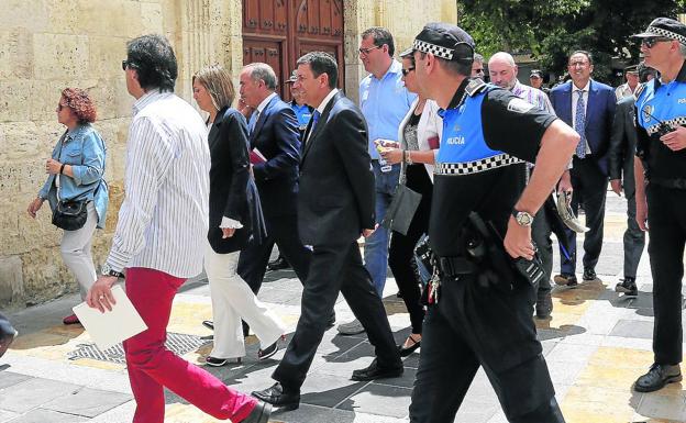 La Policía Local escolta a representantes políticos del PP y de Ciudadanos, tras la sesión de investidura.