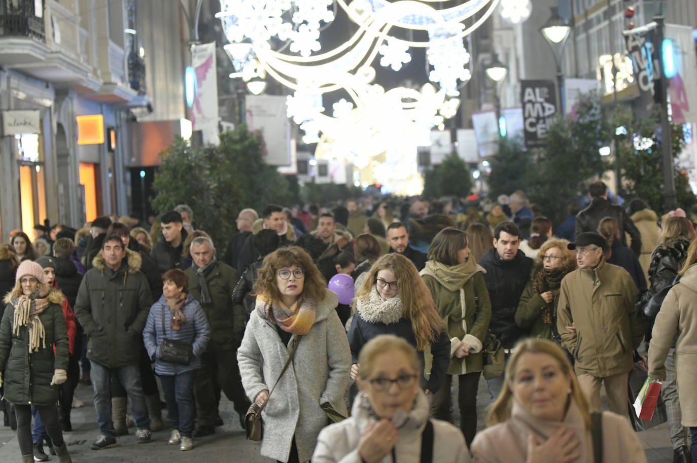 Con motivo de la llegada de los descuentos del mes de enero y con la proximidad del día de Reyes, los vallisoletanos han aprovechado para realizar sus compras llenando los establecimientos de las calles principales y también, el centro comercial Río Shopping