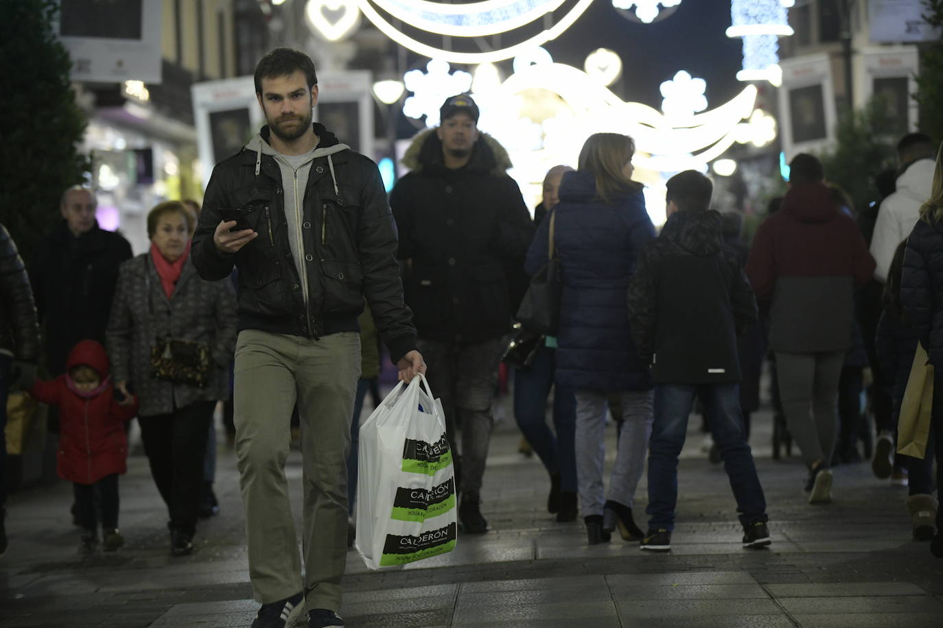 Con motivo de la llegada de los descuentos del mes de enero y con la proximidad del día de Reyes, los vallisoletanos han aprovechado para realizar sus compras llenando los establecimientos de las calles principales y también, el centro comercial Río Shopping