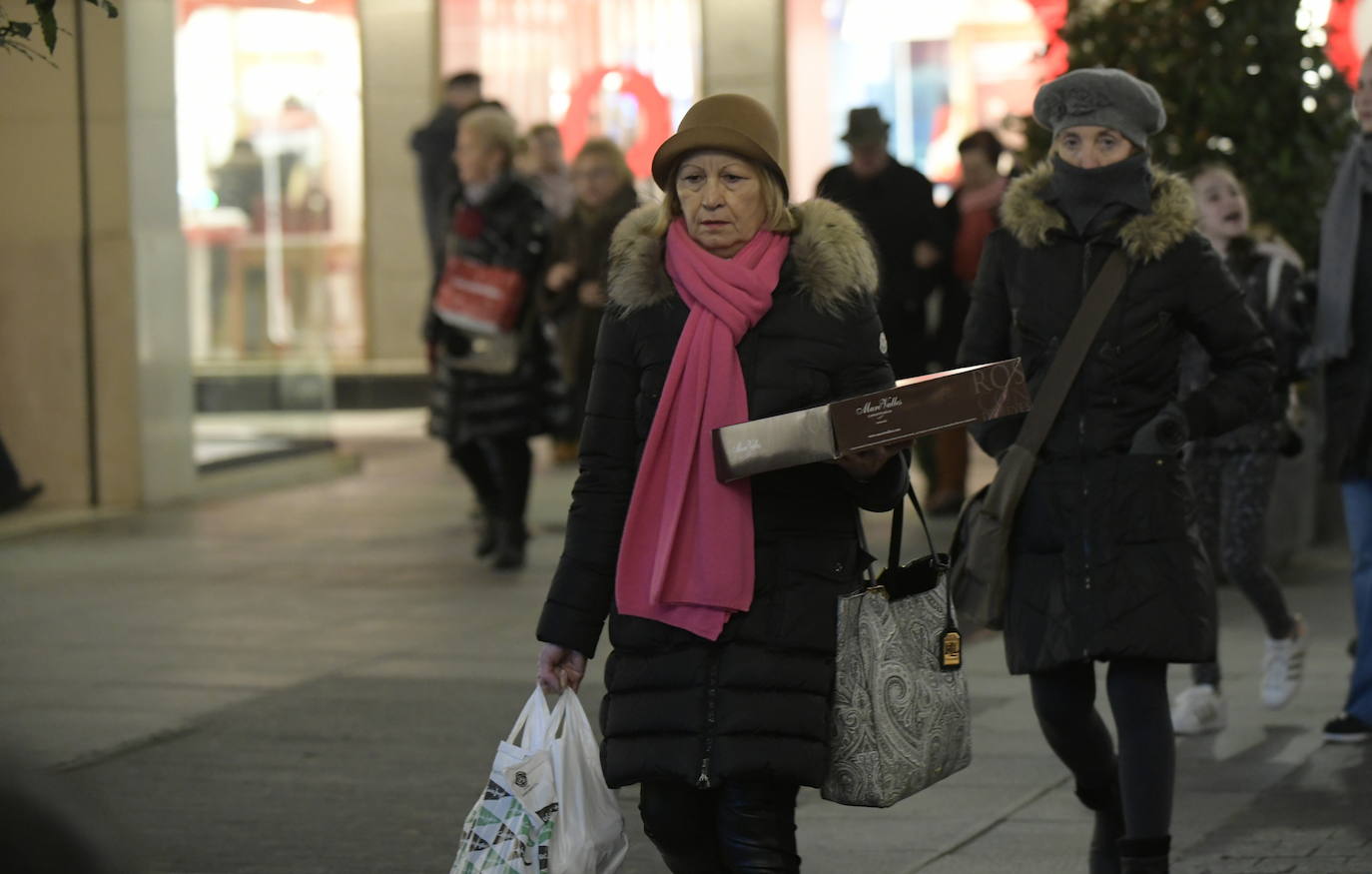 Con motivo de la llegada de los descuentos del mes de enero y con la proximidad del día de Reyes, los vallisoletanos han aprovechado para realizar sus compras llenando los establecimientos de las calles principales y también, el centro comercial Río Shopping